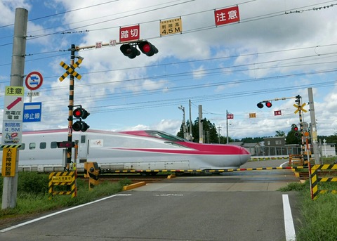 JR東日本 E6系 秋田新幹線 こまち 大坪踏切