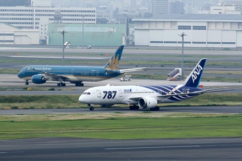 B787 Dreamliner Two-Shot RJTT