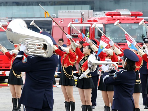 横浜消防出初式 消防音楽隊ドリル演技 ポートエンジェルス119