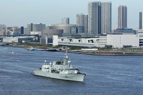 カナダ海軍 FFH-338 HMCS WINNIPEG レインボーブリッジ