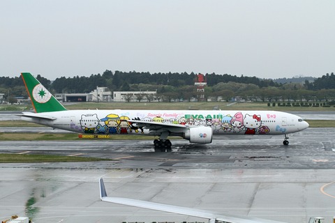 B-16703 B777-300 EVA Hello Kitty Hand-in-Hand RJAA