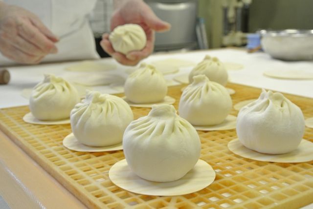 五十番食品 あととり娘の社長日記 常務流 肉まんの上手な包み方 五十番食品 あととり娘の社長日記 常務流 肉まんの上手な包み方