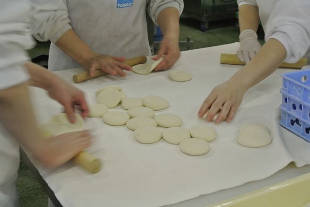 五十番食品 あととり娘の社長日記 肉まんの包み方 五十番食品 あととり娘の社長日記 肉まんの包み方
