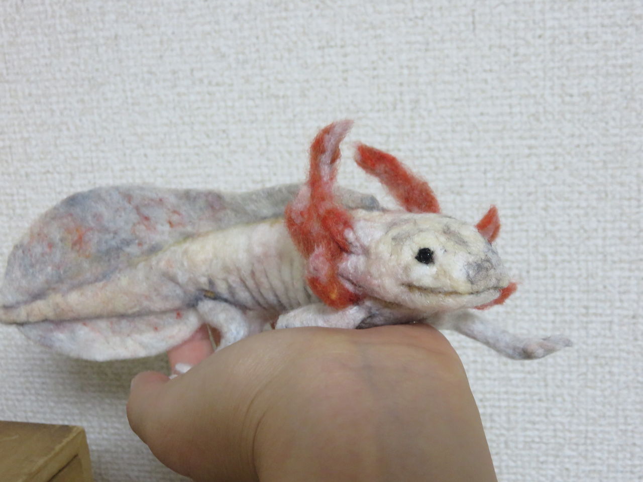 ウーパールーパー 白体色黒眼 羊毛の苑 生き物羊毛フェルト