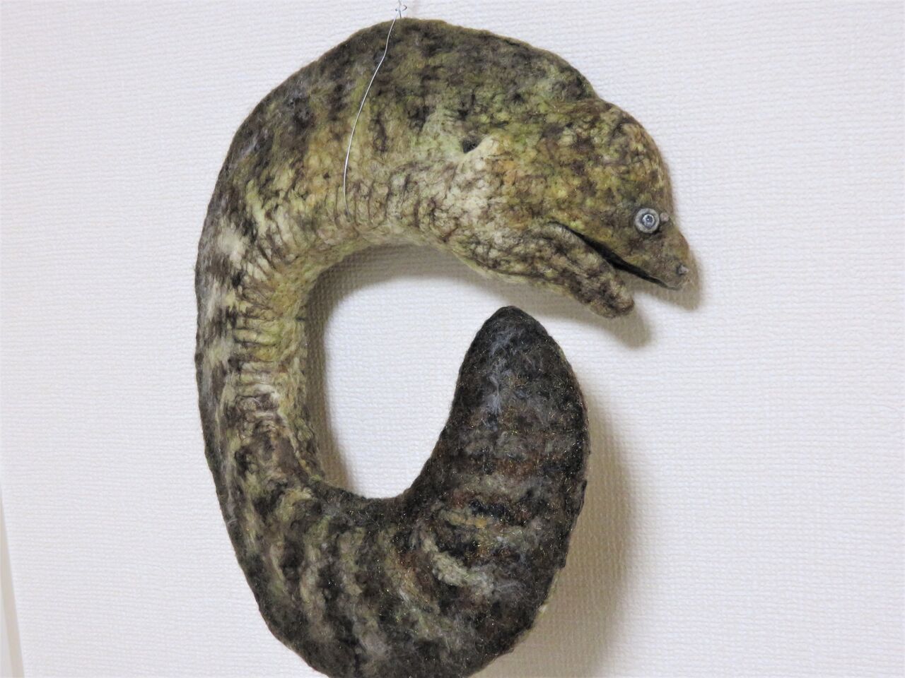 流木＊羊毛フェルト＊岩場で魚釣りをするねこさん＊なんとウツボを釣っちゃた！ 流木＊羊毛フェルト＊岩場で魚釣りをするねこさん＊なんとウツボを