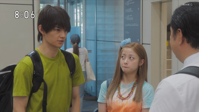 橋本環奈が乳をアピール２