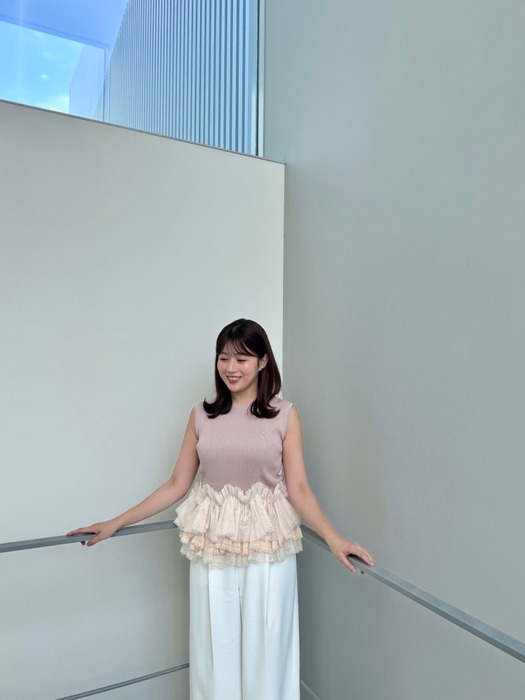 田中萌アナが胸をアピール3
