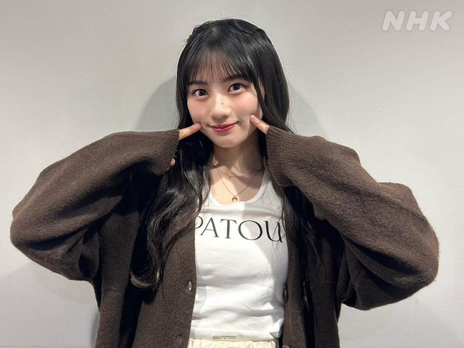 川﨑桜が巨乳を強調