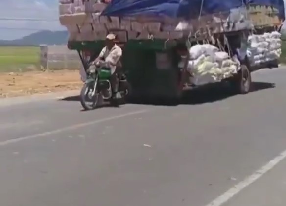 発展途上国のバイク運送業者