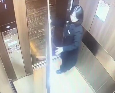 エレベーターに乗ってる中国人女性
