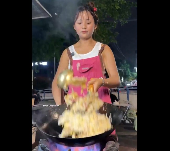 中国人の女性がチャーハンを作っている