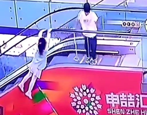 中国人少女がエスカレーターに掴まってる