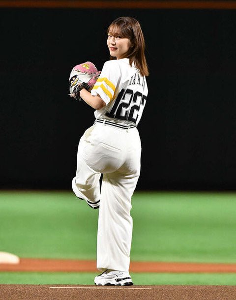 内田真礼の始球式でのケツ