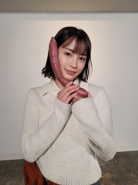 広瀬すずがサツマイモ持ってる