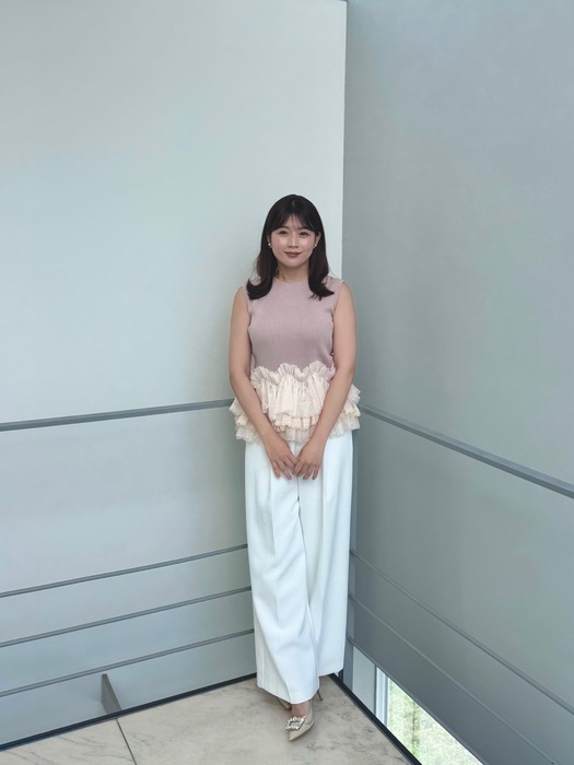 田中萌アナが胸をアピール4