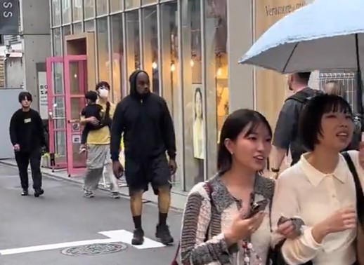 カニエウェストが歩いている