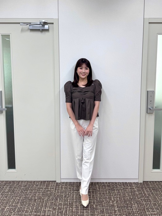 田中萌アナがおっぱいを強調3