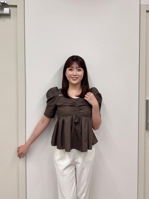 田中萌アナがおっぱいを強調１