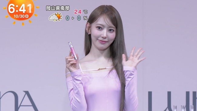 宮脇咲良が胸を強調