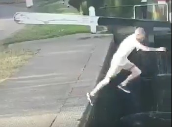 運河を飛び越えようとする男性