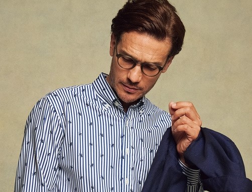 シャツを着た男性