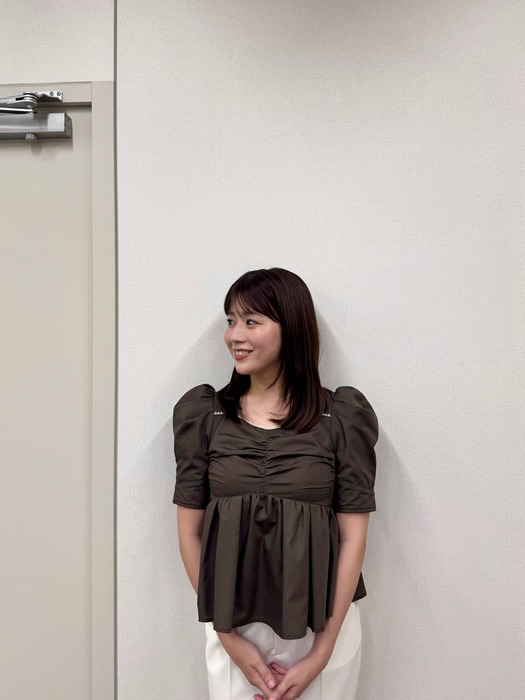 田中萌アナがおっぱいを強調2