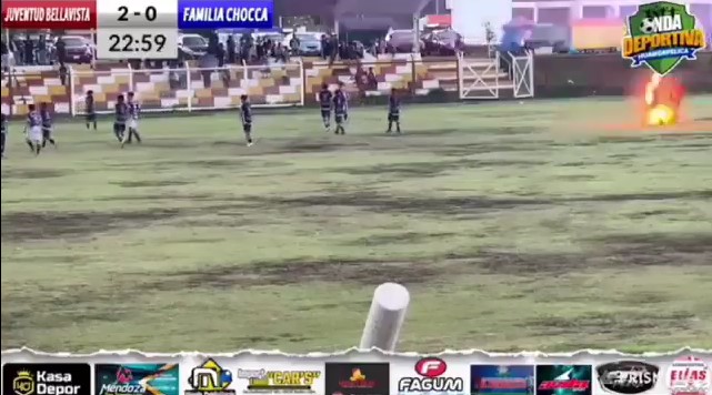サッカー場に落雷