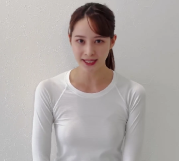 後呂有紗アナが胸を強調している