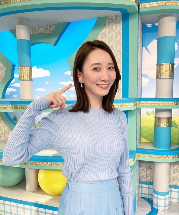 福戸あやアナが巨乳を強調