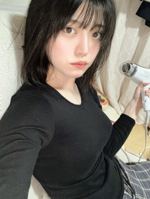 石浜芽衣の横乳