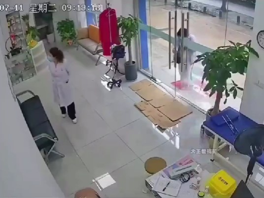 中国人女性がドアを開けて入店するところ