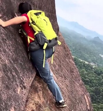 登山をしている女性 