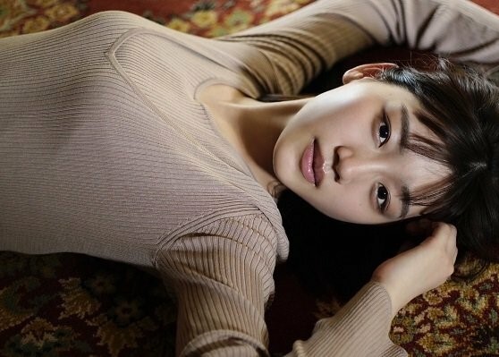 佐々木美玲がおっぱい強調