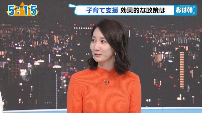 福戸あやアナがニットを着ている