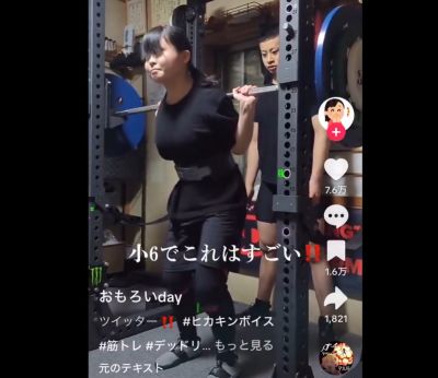 女子小学生がデッドリフトしている