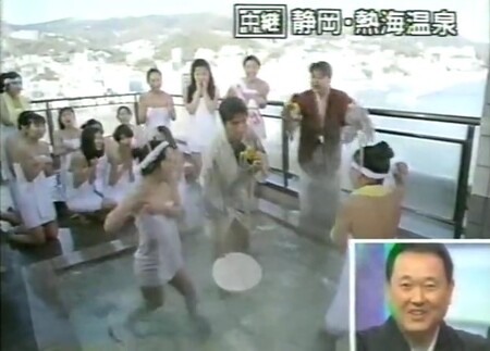 温泉でお湯の掛け合い