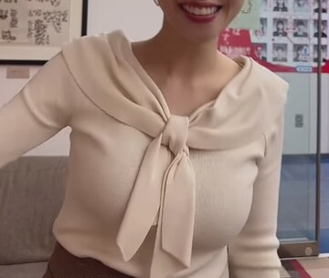 鷲見玲奈アナがおっぱい強調