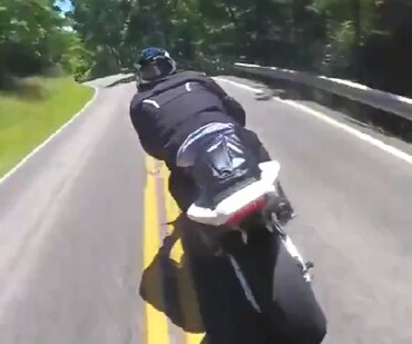 バイクでカーブを曲がってる