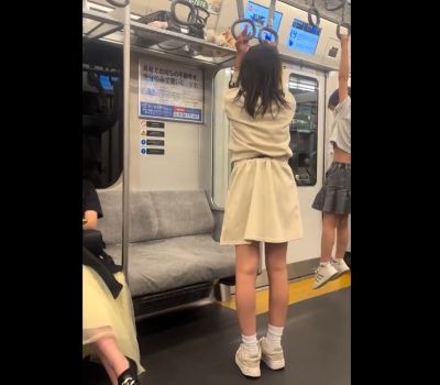 吊革にぶら下がる美少女
