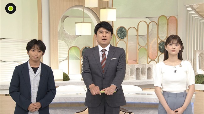 佐藤梨那アナが胸を強調