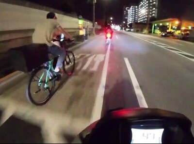 外国人のウーバーイーツ配達員が自転車乗ってる