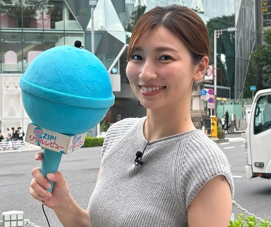 畑下由佳アナがニットで胸を強調