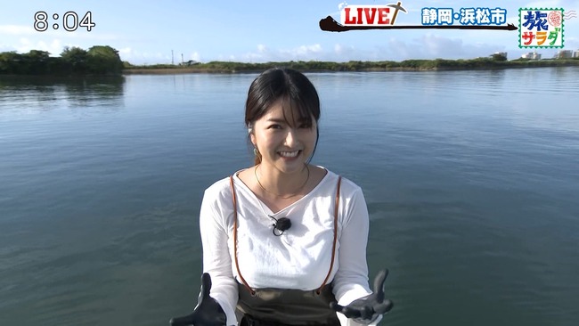 ミユウが胸を強調