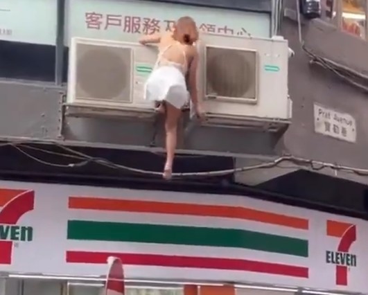 女性がビルから脱出しようとしている