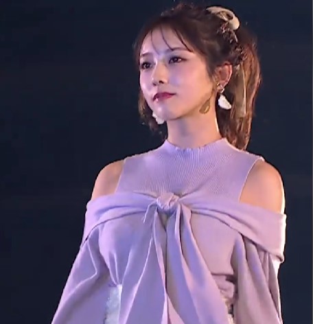 与田祐希が巨乳を強調