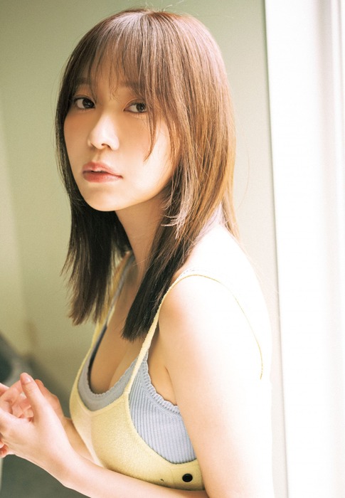 指原莉乃の胸の谷間