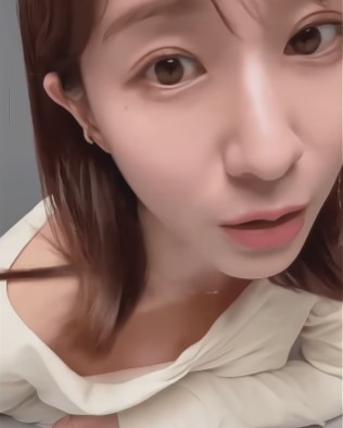 田中みな実アナが胸チラ