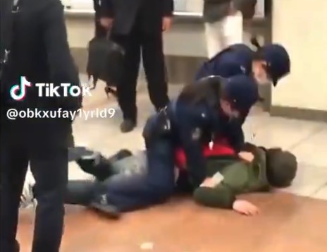 婦警さんに取り押さえられる男