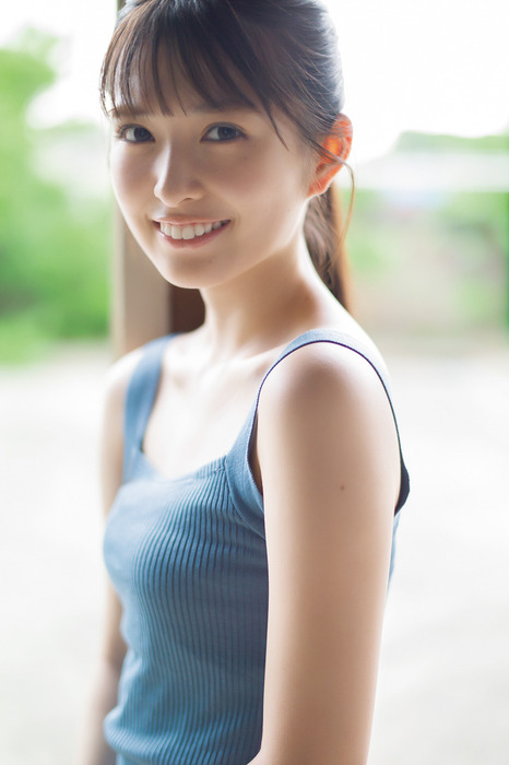 小川彩が胸を強調