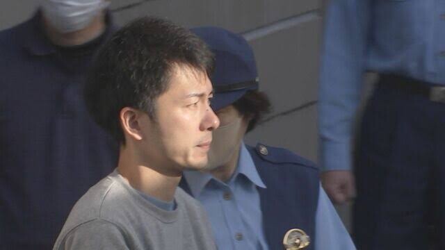 ユニクロの盗撮で捕まった店長を連行